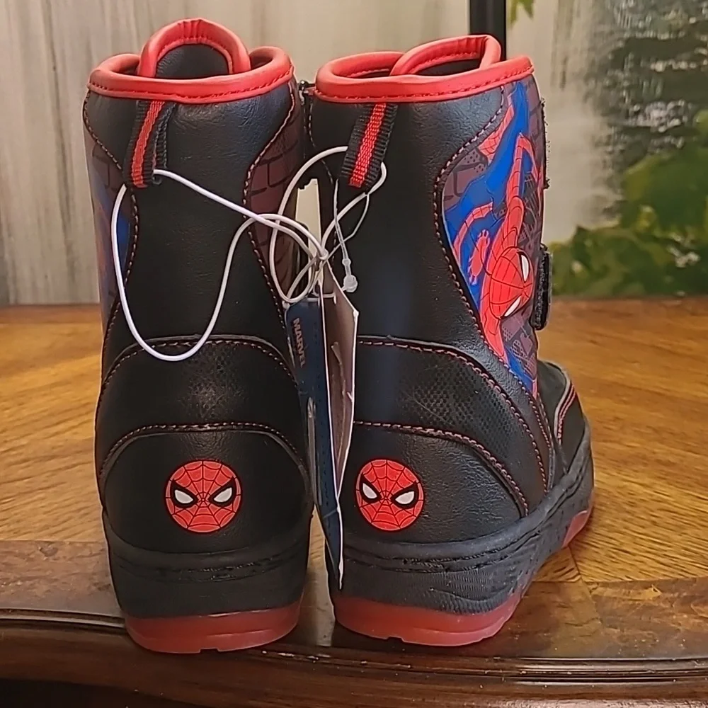 NWT! Marvel Spiderman Boys 8 Light up winter sporty snow boots black & red